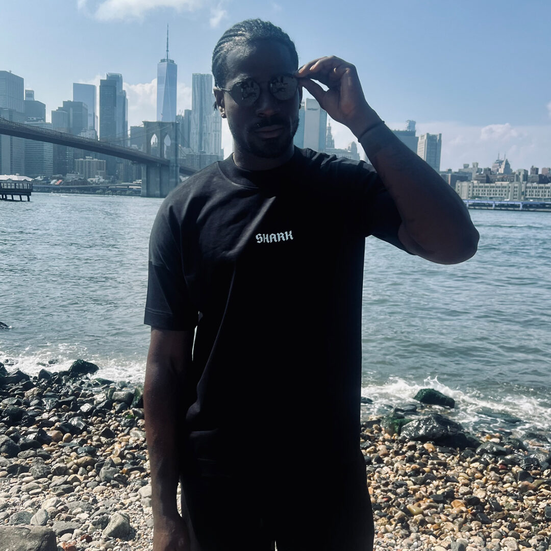 Czarny T-shirt (oversize) - Shark Logo - obrazek 2