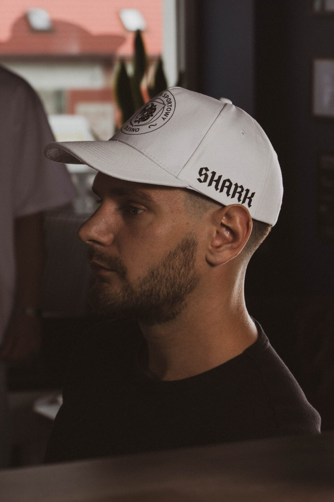 Biała Czapka z daszkiem - Shark x OKS Olesno - obrazek 2