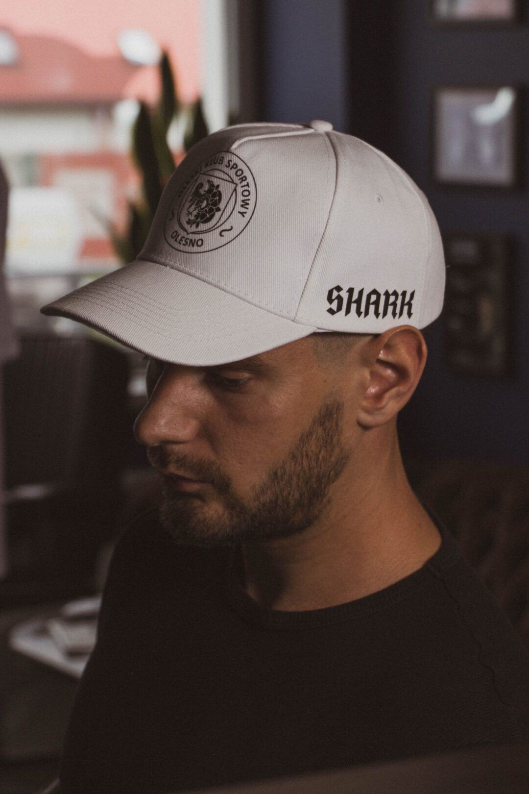 Biała Czapka z daszkiem - Shark x OKS Olesno - obrazek 3