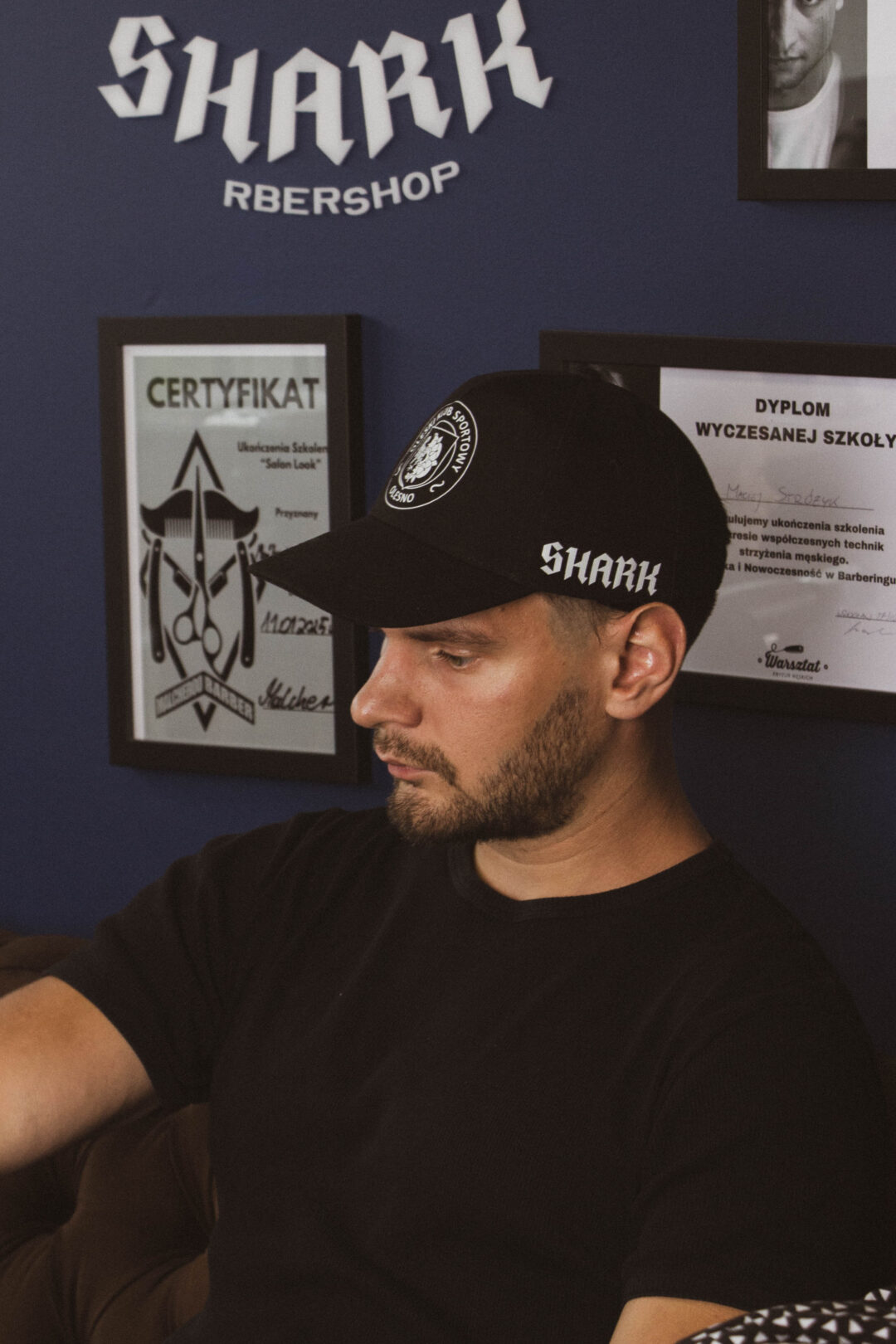 Czarna Czapka z daszkiem - Shark x OKS Olesno - obrazek 3