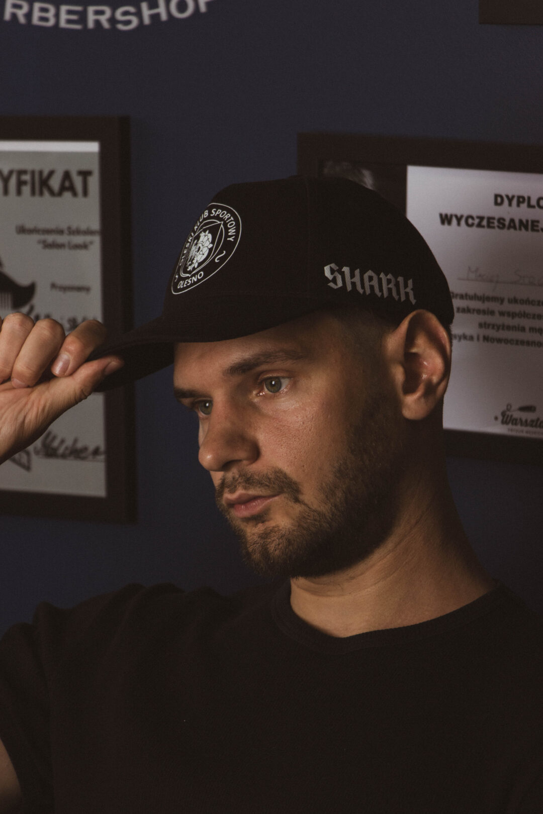 Czarna Czapka z daszkiem - Shark x OKS Olesno - obrazek 2