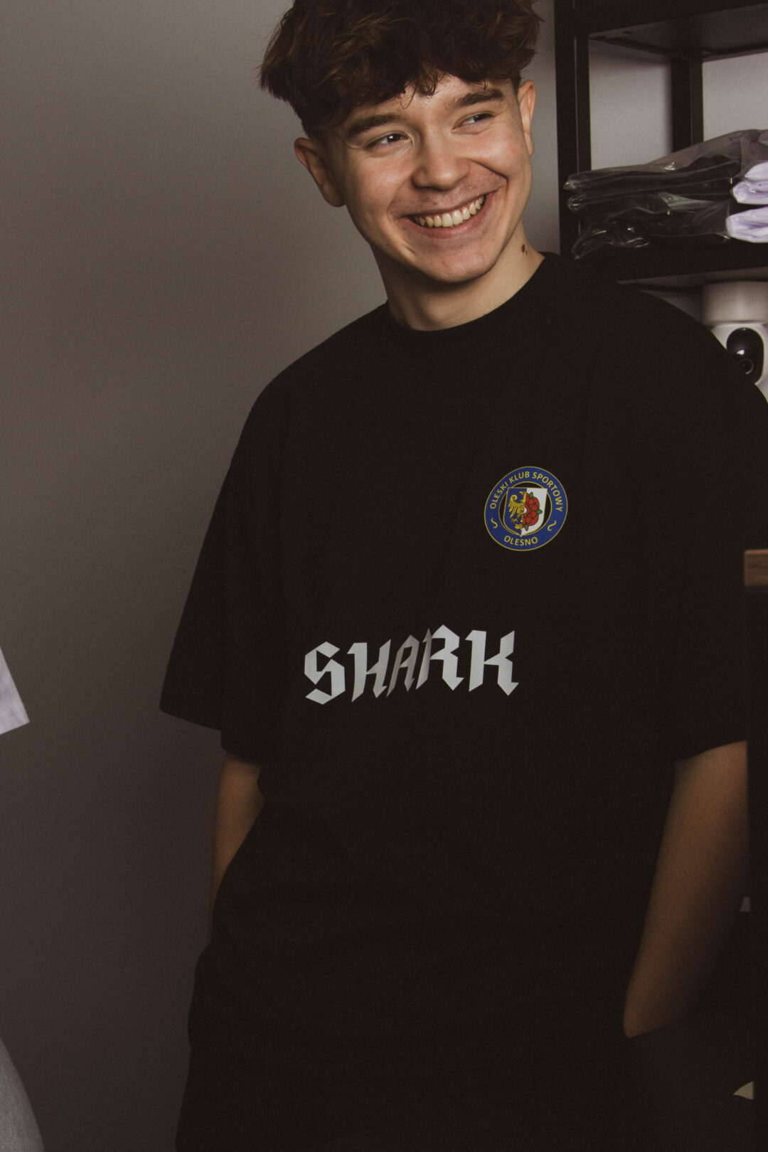 Czarny T-shirt oversize - Shark x OKS Olesno - obrazek 5