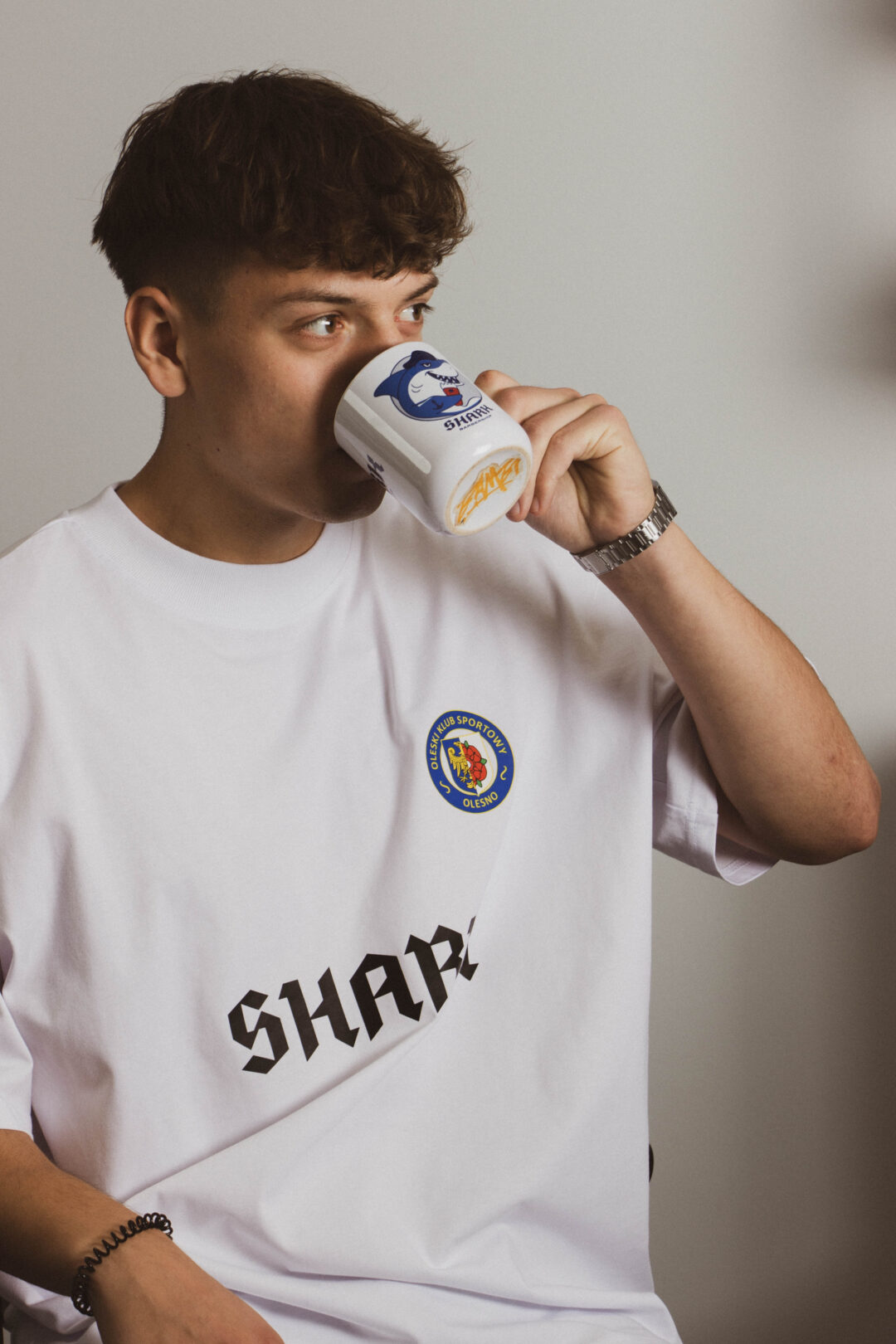 Biały T-shirt oversize - Shark x OKS Olesno - obrazek 3