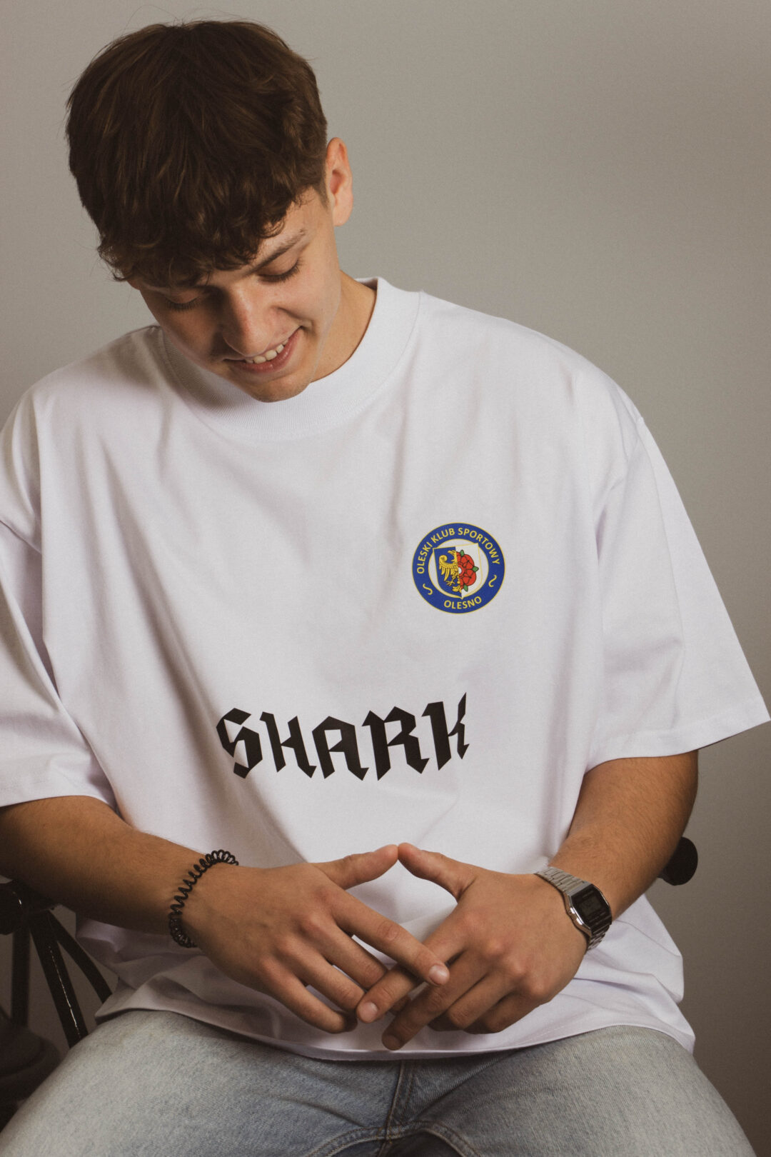 Biały T-shirt oversize - Shark x OKS Olesno - obrazek 2