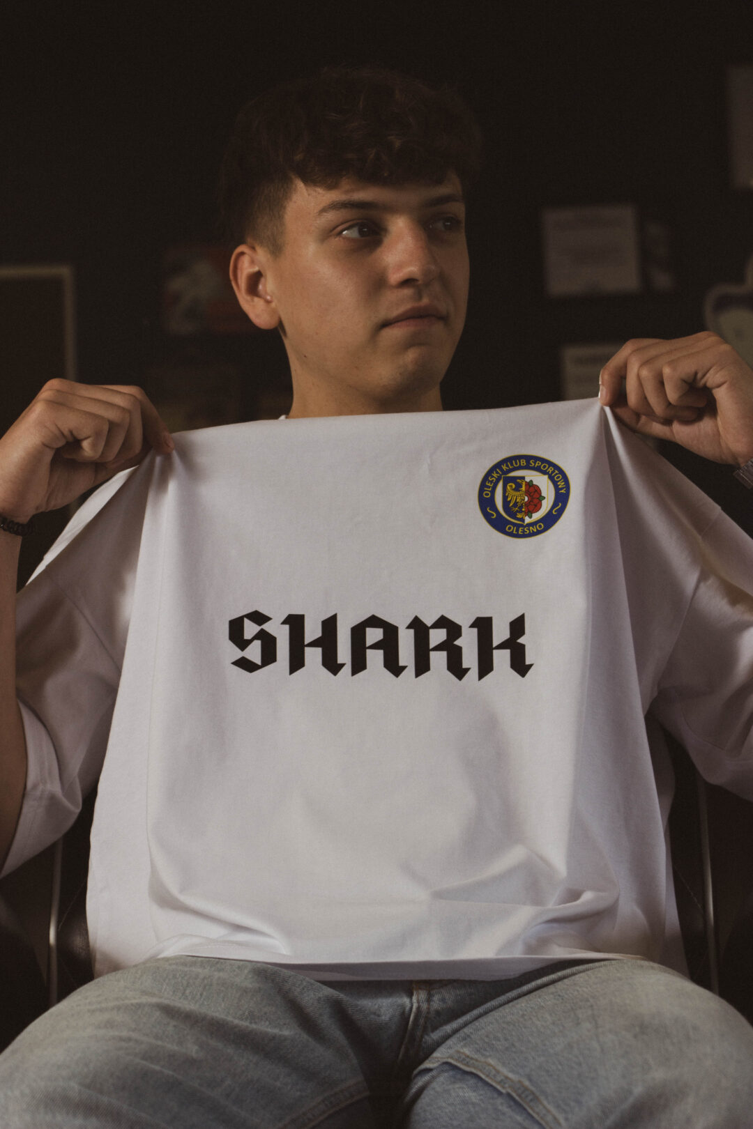 Biały T-shirt oversize - Shark x OKS Olesno - obrazek 4