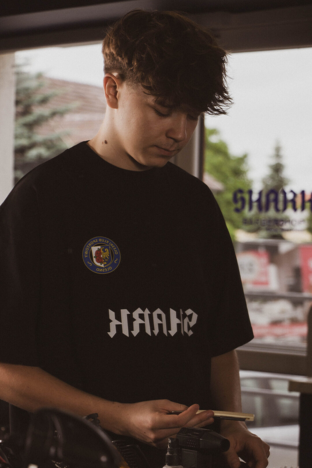 Czarny T-shirt oversize - Shark x OKS Olesno - obrazek 3