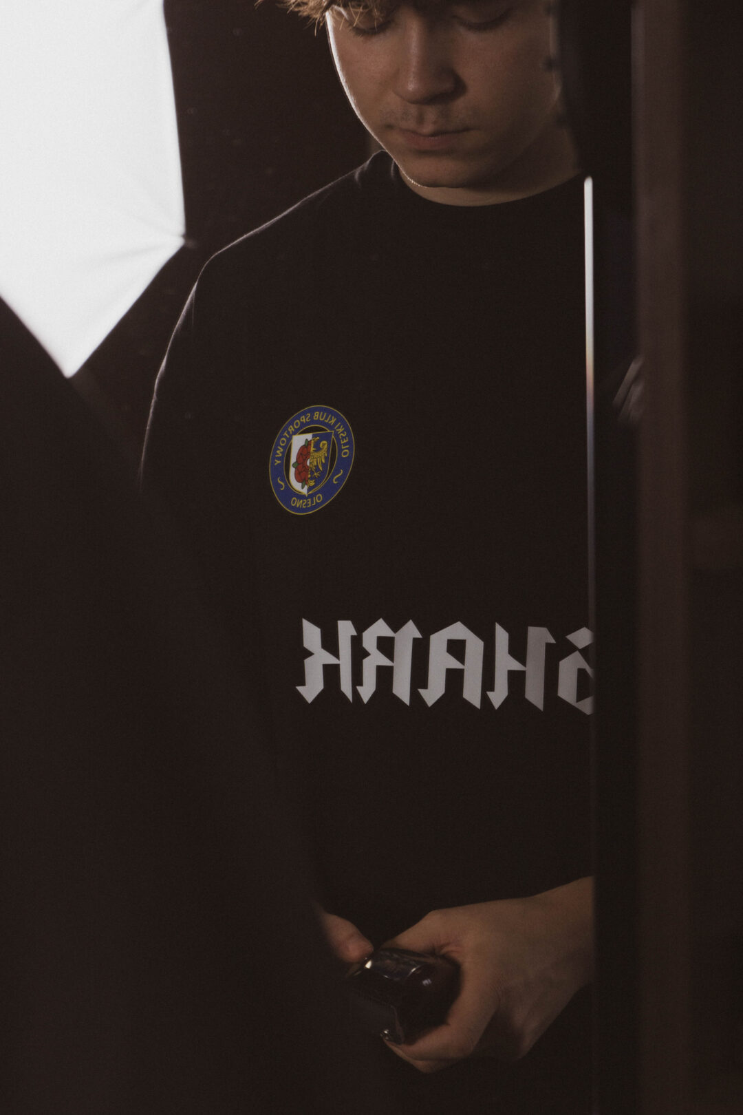 Czarny T-shirt oversize - Shark x OKS Olesno - obrazek 4