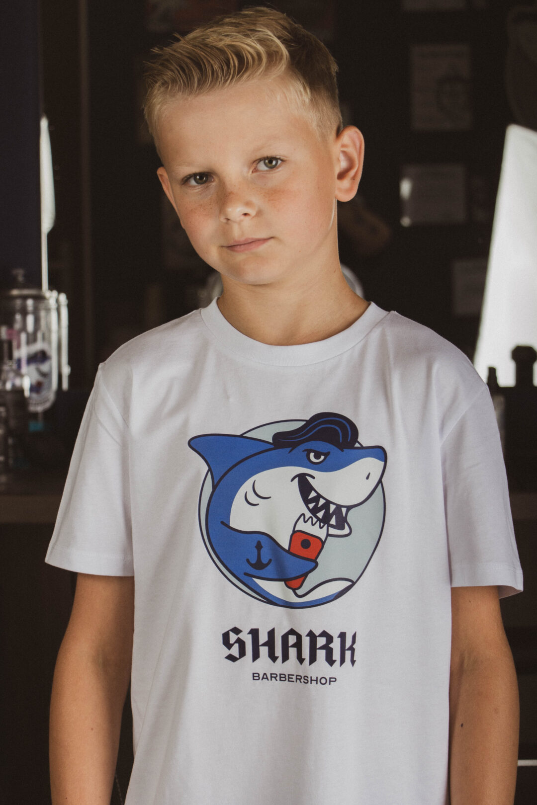 Biały T-shirt (dziecięcy) - Shark logo - obrazek 4