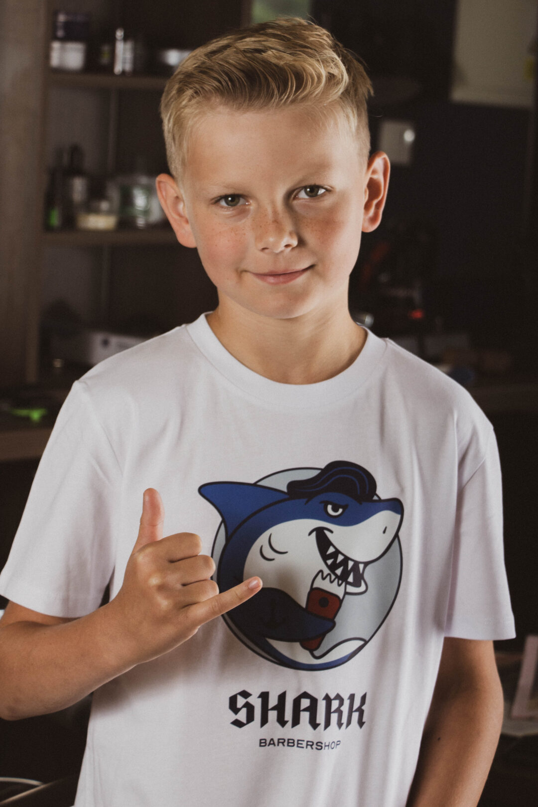 Biały T-shirt (dziecięcy) - Shark logo - obrazek 2