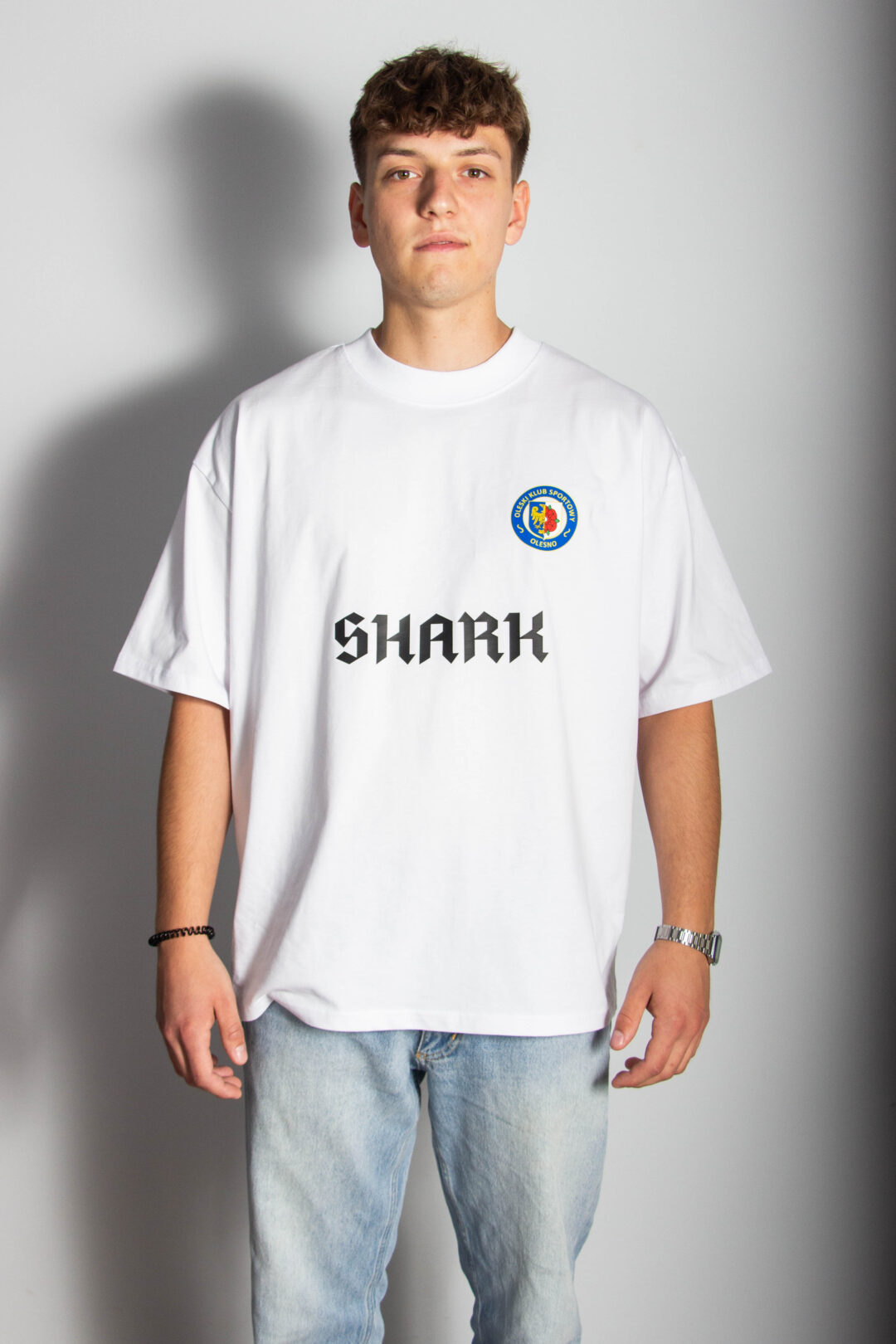 Biały T-shirt oversize - Shark x OKS Olesno