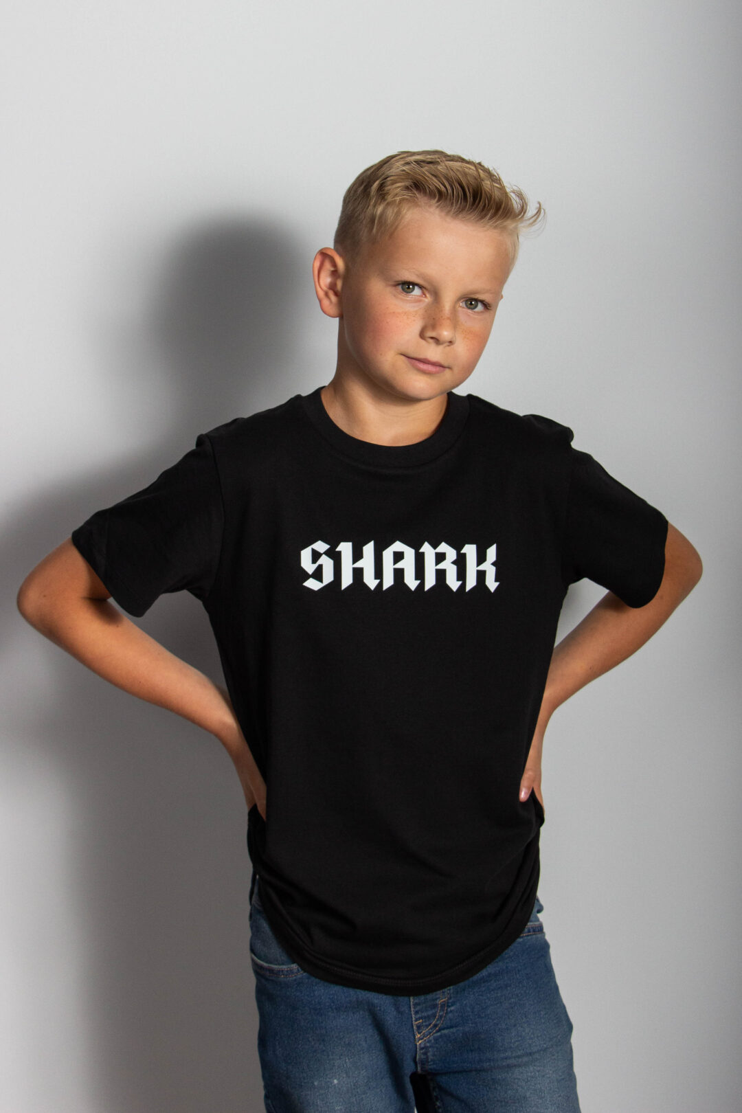 Czarny T-shirt (dziecięcy) - Shark logo - obrazek 2
